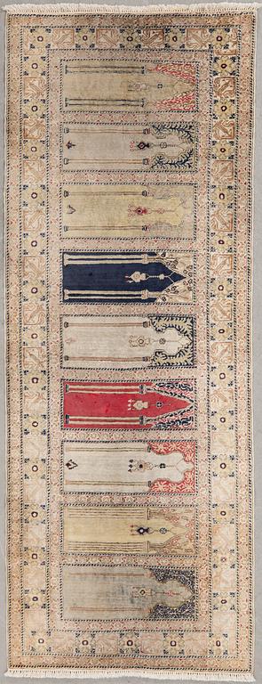 Matta, silke och bomull, ca 235 x88 cm.