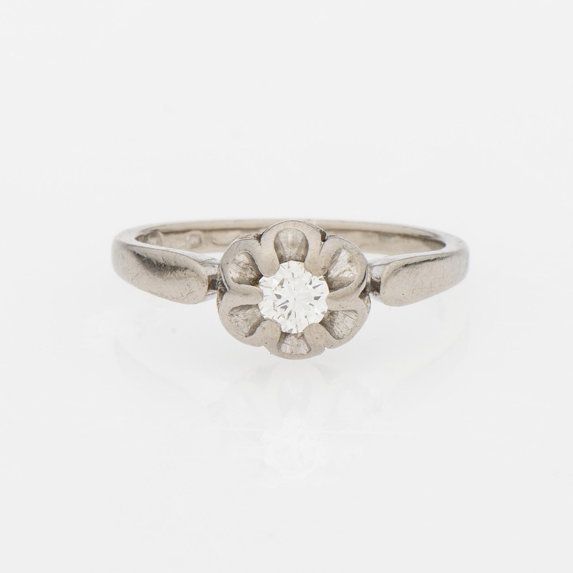 RING, briljantslipad diamant, 18K vitguld. Koruteollisuus Tillander, Helsingfors.