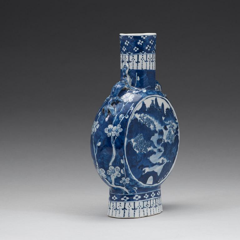 A blue and white moon flask, Qingdynasty, 19th Century.