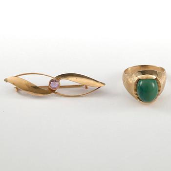 RING OCH BROSCH, 18k guld med grön sten. Totalvikt 9,6g.
