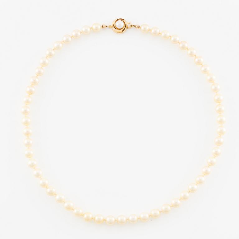 Necklace of cultured pearls with an 18K gold clasp and a cultured pearl.