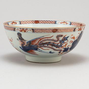 A famille rose and imari 'mandarin' figural export porcelain bowl, Qing dynasty, Qianlong (1736-95).