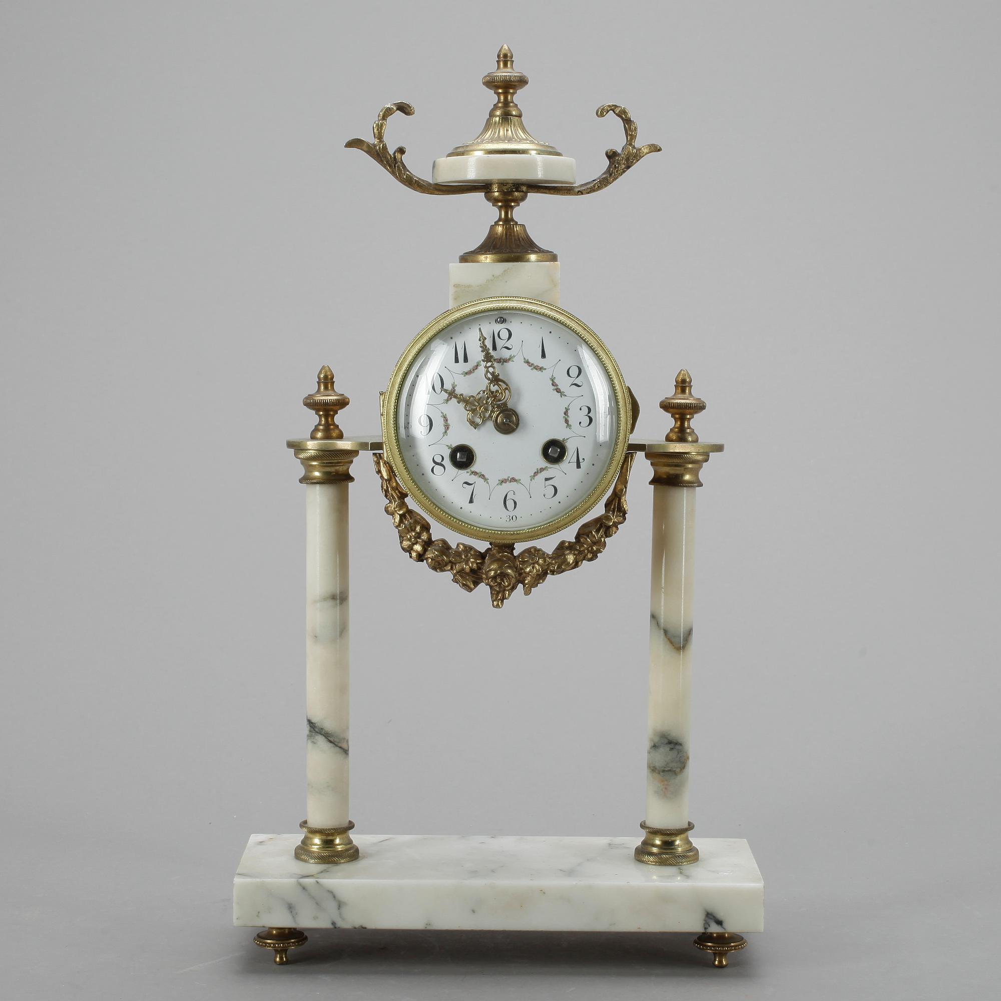 BORDSPENDYL, Louis XVI stil, omkr år 1900.