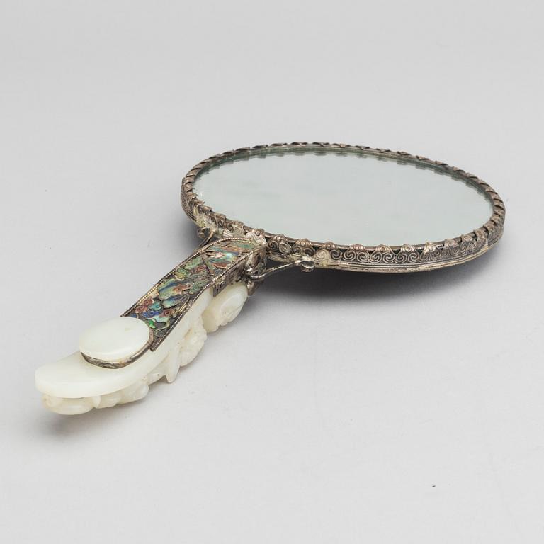 HANDSPEGEL, nefrit och silver. Kina, tidigt 1900-tal.