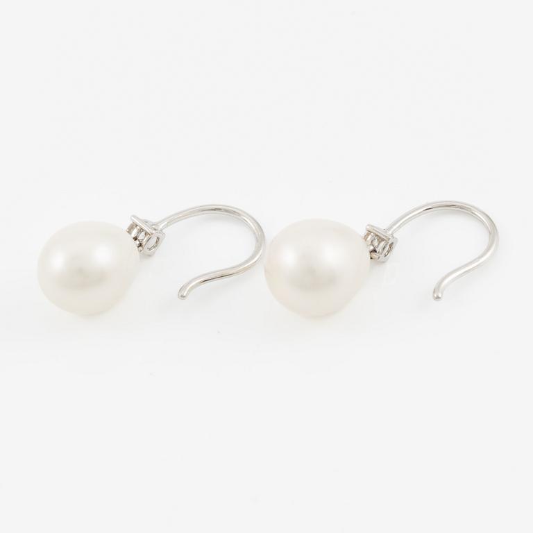 Earrings 18K white gold with cultured pearls and brilliant-cut diamonds.