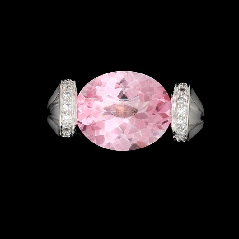 RING, 18k vitguld med rosa oval fasettslipad trol topas samt små briljantslipade diamanter. Tot vikt 5,2g.