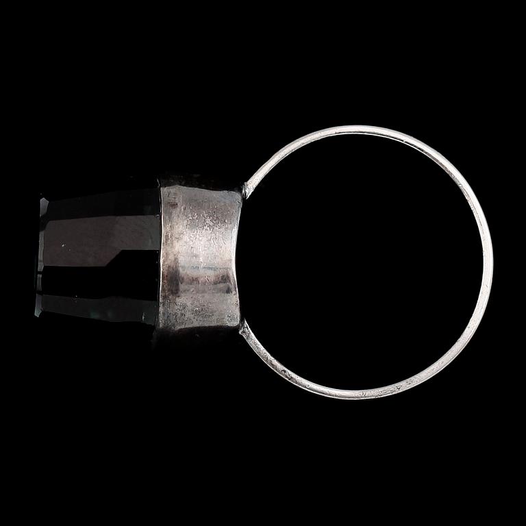 RING, silver och fasettslipad sten, 1900-talets andra hälft. Total vikt ca 7 g.