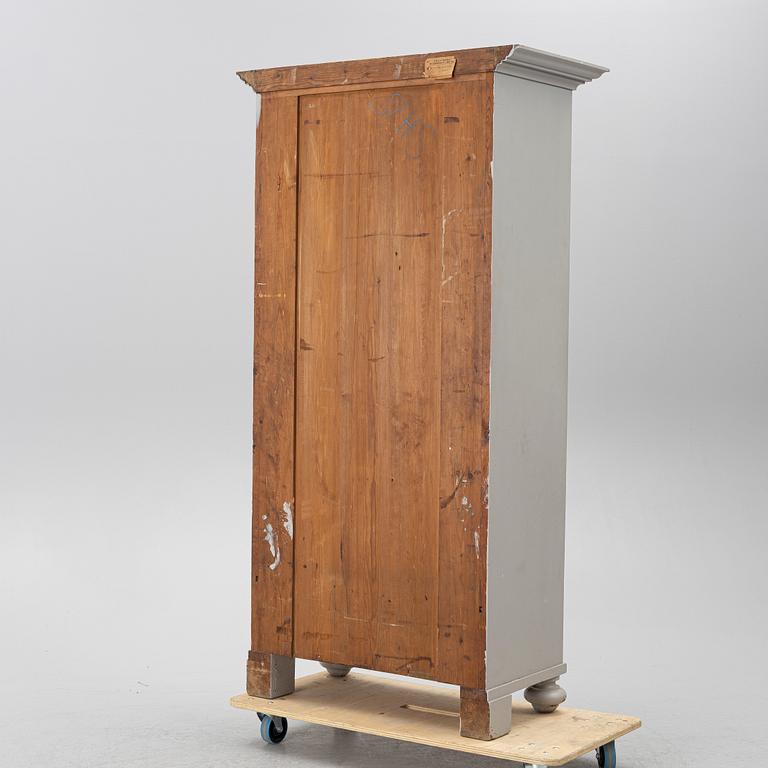 Klädskåp från omkring år 1900.