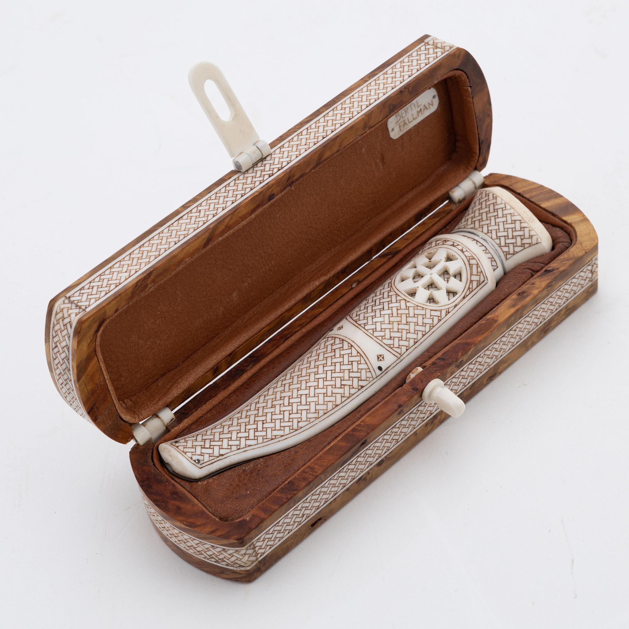 A reindeer horn knife in box by Bertil Fällman, dated 1996.