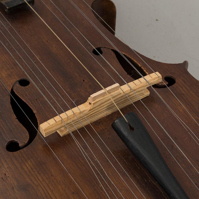 PSALMODIKON samt två stråkar, musikinstrument, 1800-tal / sekelskiftet 1900 Sverige.