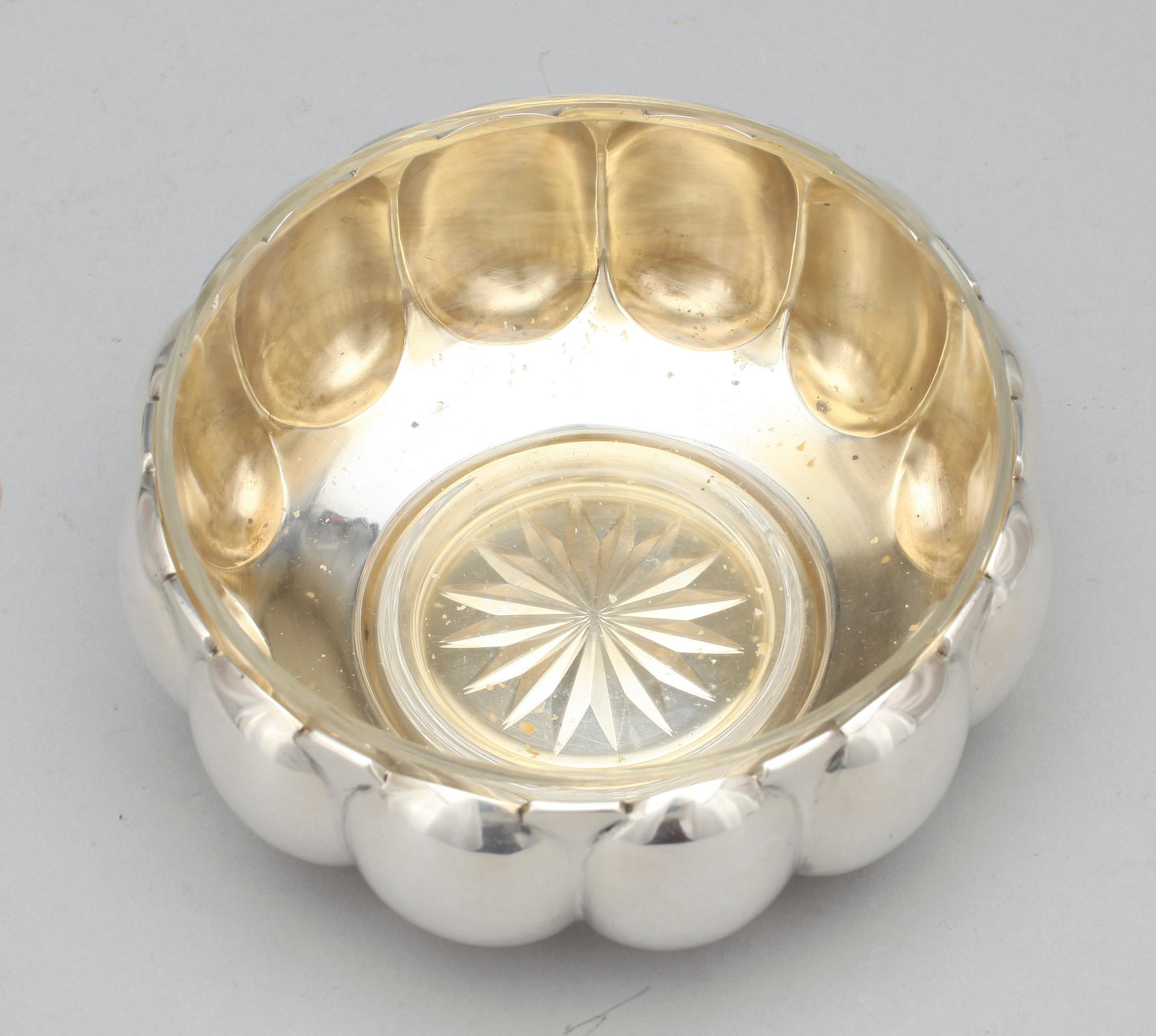 SKÅL MED GLASINSATS, silver, P. Hertz, Köpenhamn 1910. Vikt exkl insats ca 170 gram.