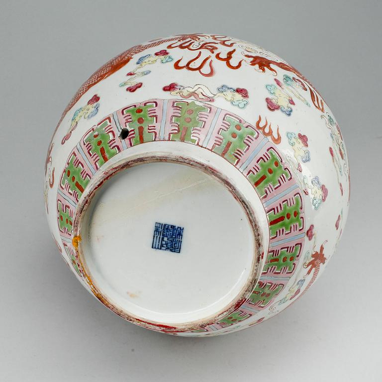 VAS, porslin. Kina, 1900-tal. Sigillmärke i botten.