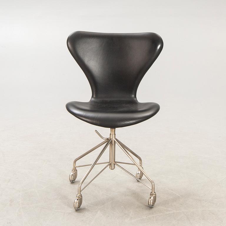 Arne Jacobsen, skrivbordsstol, 'Sjuan', Fritz Hansen, Danmark, 1900-talets andra hälft.