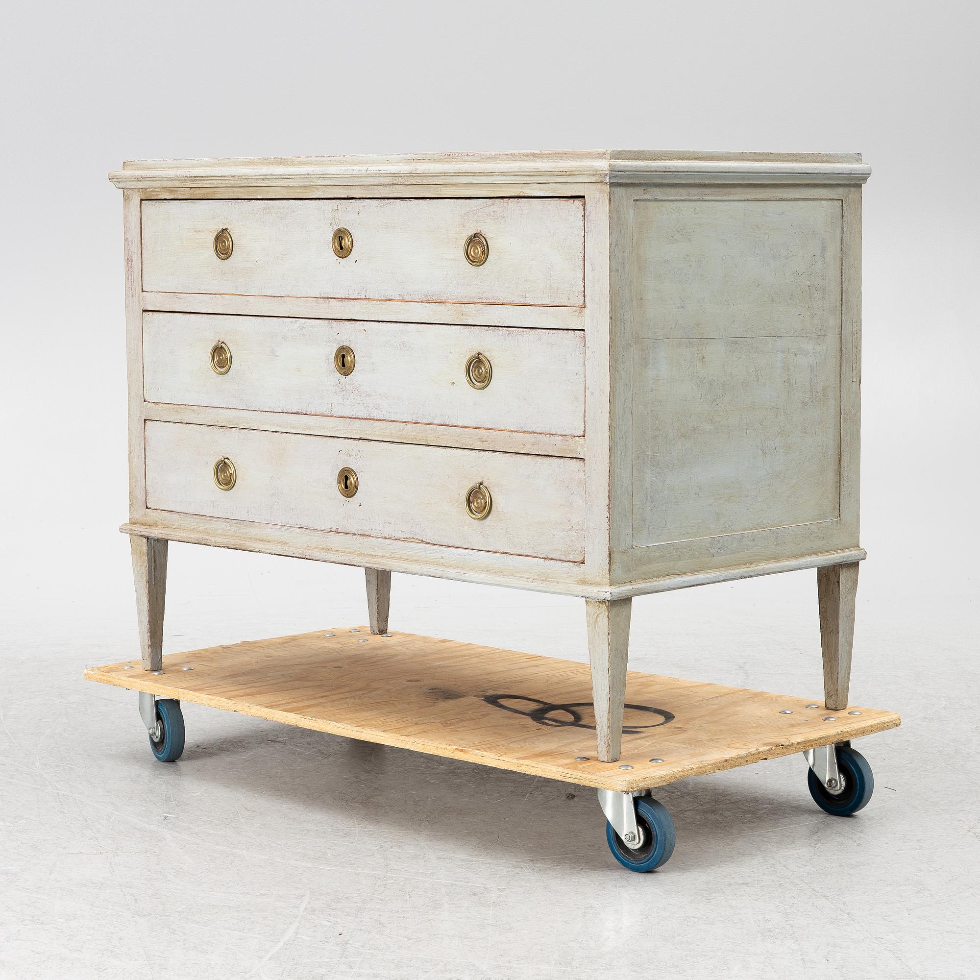 A chest of drawers, early 19th century.