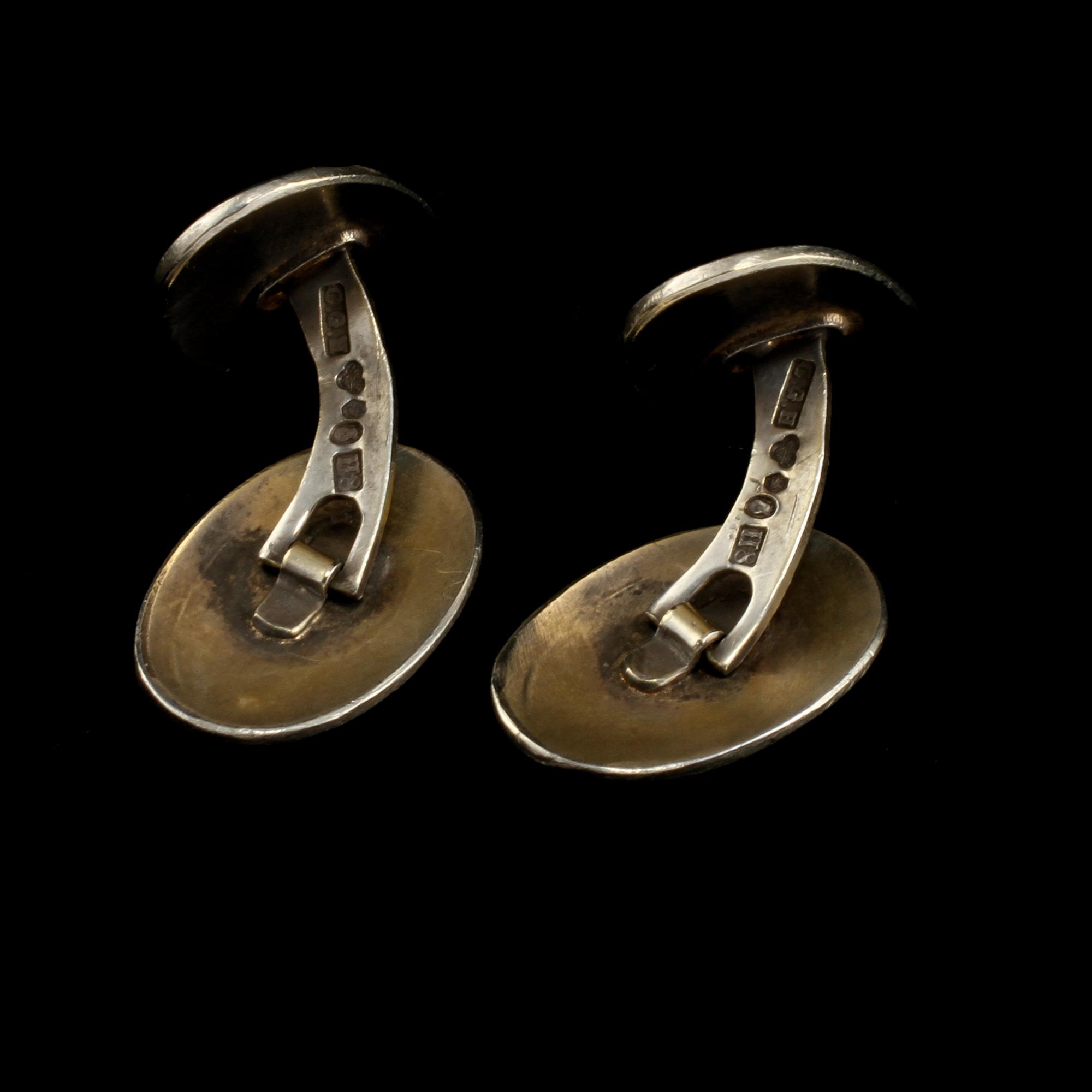 MANSCHETTKNAPPAR, ett par, silver med lila emalj, CG Hallberg, Stockholm, 1934. Vikt 10 g.