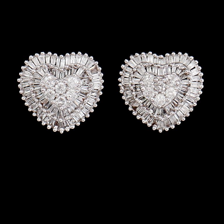 ÖRHÄNGEN, 1 par, 18 k vitguld, briljant- och baguettslipade diamanter tot 0.75 ct.