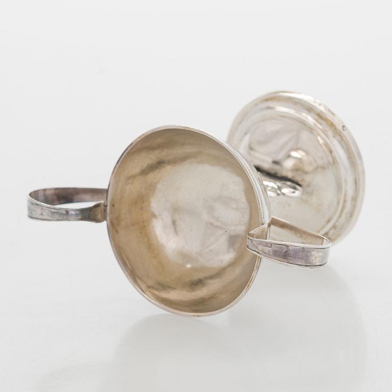 Saltkar, silver, C. I. Rindell 1810-37, och matskedar, 6 st, silver, A. Mörck, Björneborg 1800-talets första hälft.