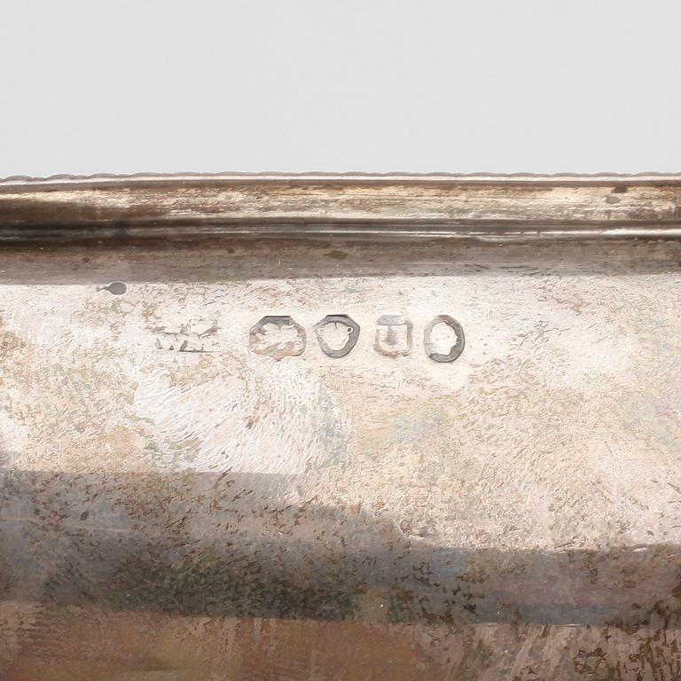 SALTKAR samt SKÅL, silver, London, 1835 respektive 1899. Totalvikt ca 165 gram.