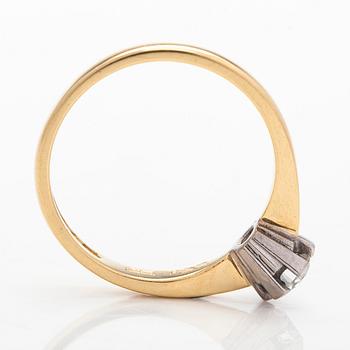 Ring, solitär, 18K guld med en briljantslipad diamant.