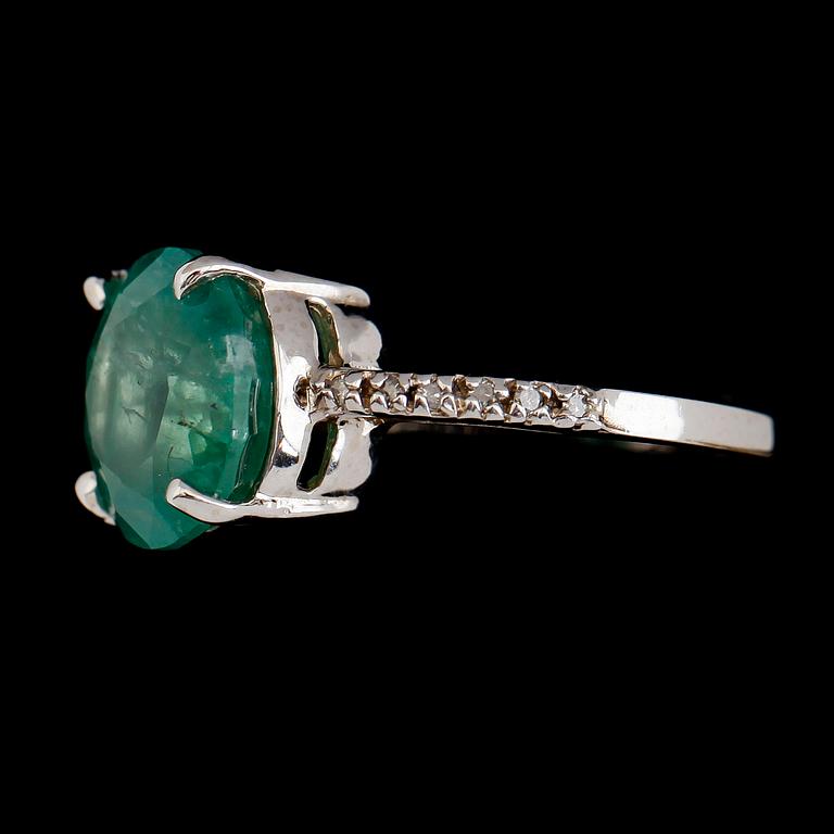 RING, 14 k guld, smaragd ca 6.80 ct, diamanter tot ca 0.10 ct.