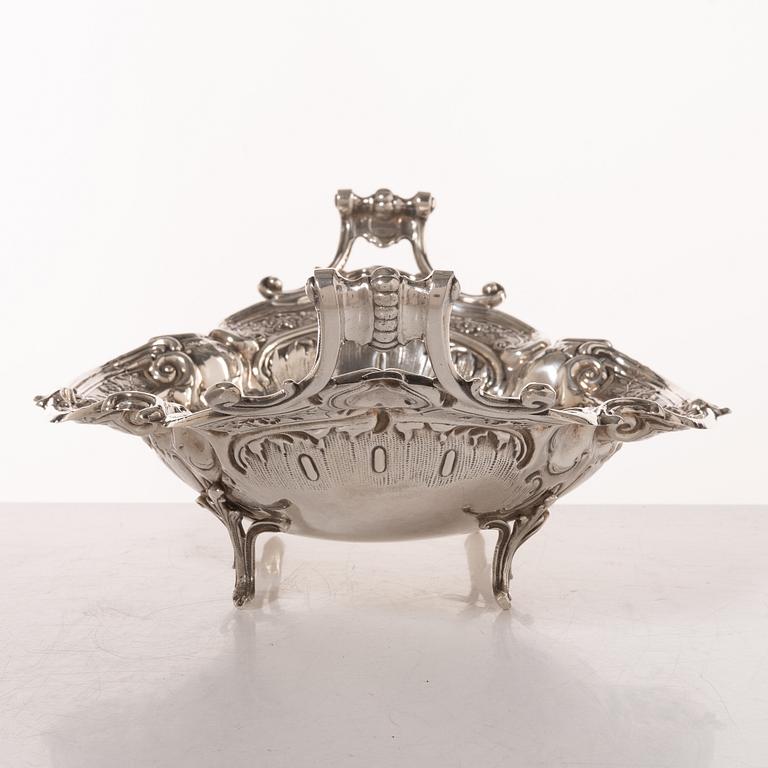 A sterling silver Rococo style bowl, 20th century.