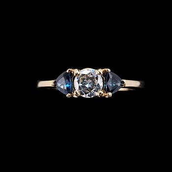 RING, brilliant cut diamond c. 0.35 ct triangular cut sapphires.