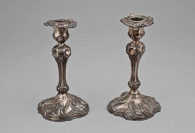 LJUSSTAKAR, ett par, silver, nyrokoko, Otto Lindeberg, 1867. Tot vikt ca 382g.
