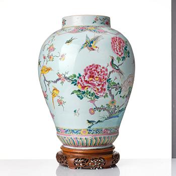 A large famille rose jar, Qing dynasty, Qianlong (1736-95).