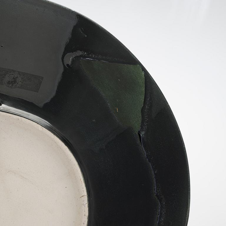 Birger Kaipiainen, a stoneware decorative plate, signed Kaipiainen Arabia.