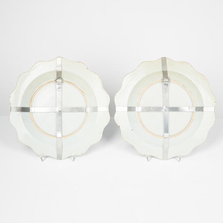 A pair of brue and white Chinese porcelain plates, Qing Dynasty, Qianlong (1736-95).