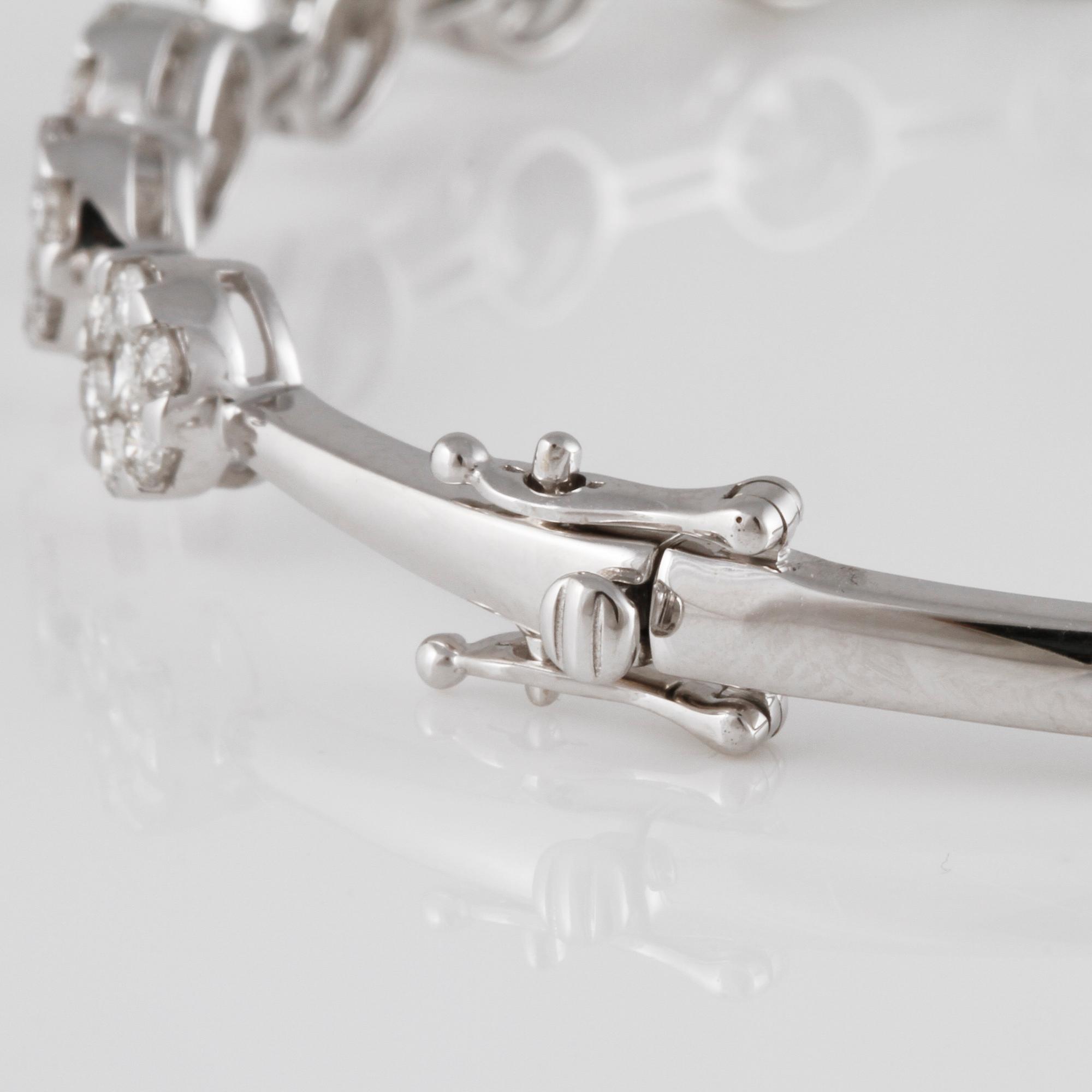 ARMBAND, 18K vitguld med briljantslipade diamanter ca 1,48 ct. Vikt 9,9 gram.