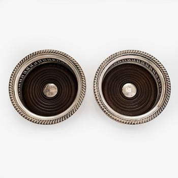 Barker Ellis Silver Co, Coasters, ett par, sterlingsilver och trä,Birmingham 1968.