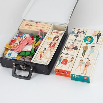 Barbie, dockor, 3 st, samt accessoarer och vinylgarderob, Mattel, 1960-tal.