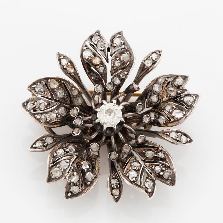 Brosch, i form av blomma med gammaslipad och rosenslipade diamanter, ca 1800-talets andra hälft.