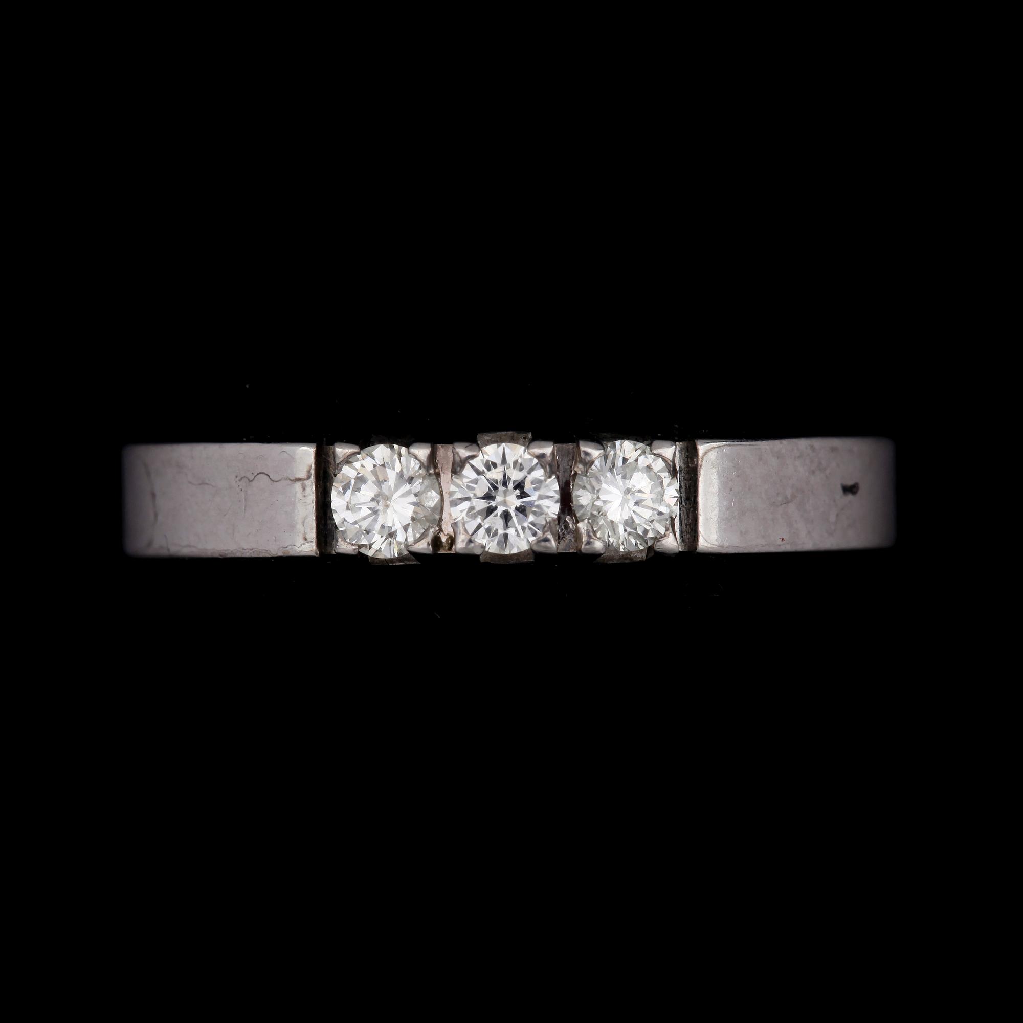 RING, 14k vitguld med 3 briljantslipade diamanter, tot ca 0,3ct. Vikt ca 4,7g.