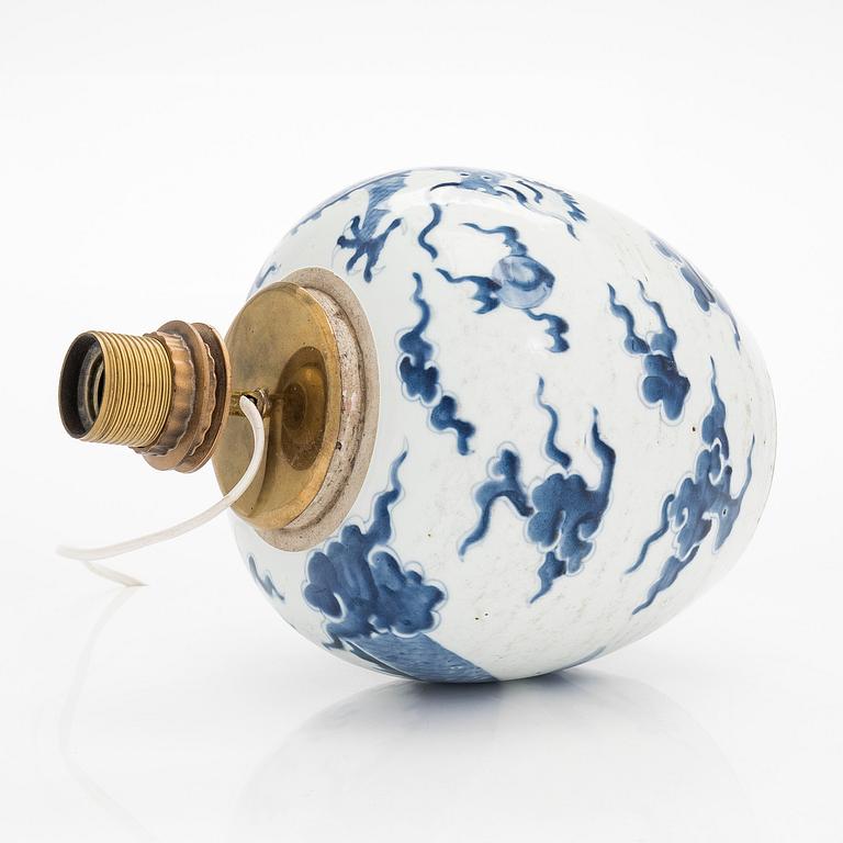 Bojaani/lampunjalka, posliinia. Kiina, Qing-dynastia, 1800-luku.