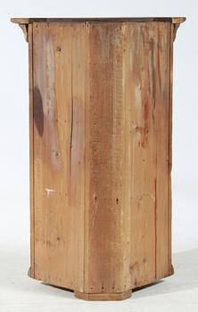 HÖRNSKÅP, allmoge, 1800-tal.