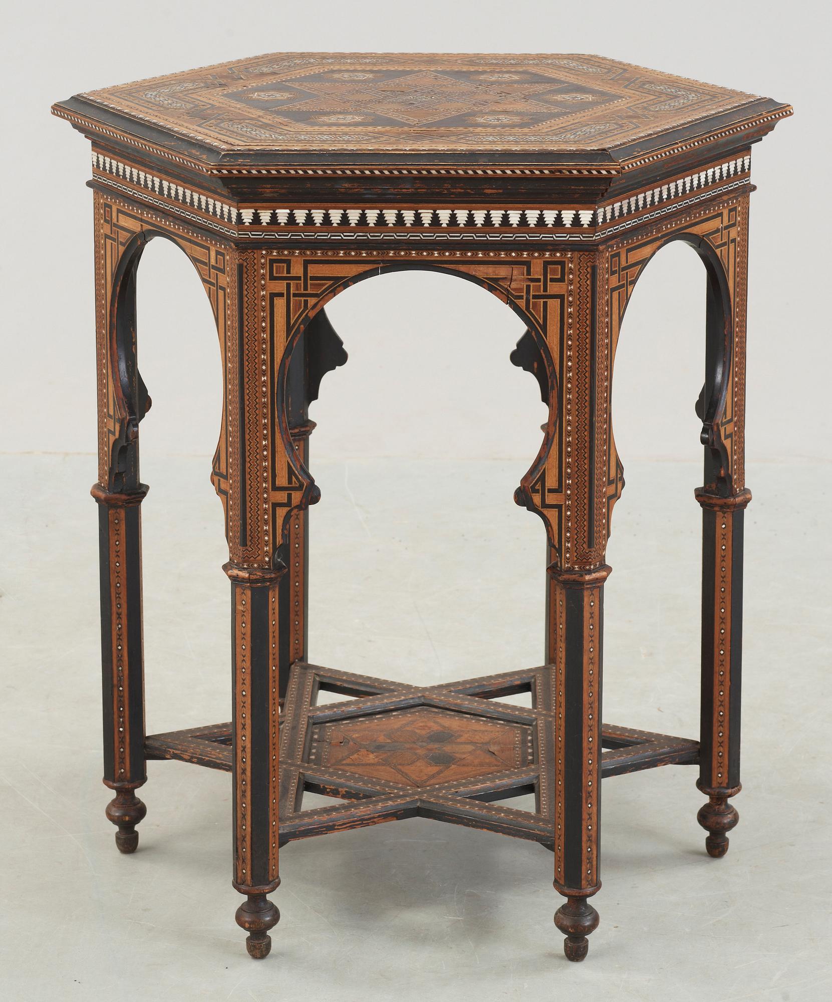 BORD, orientaliskt, 1800/1900-tal.