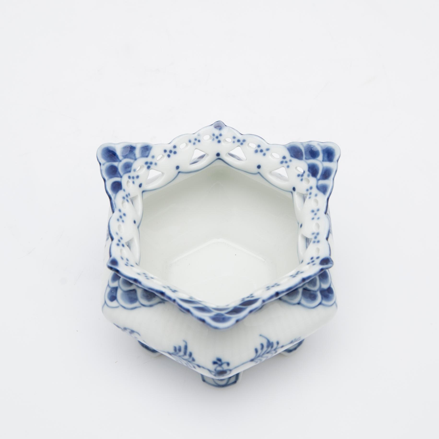 Royal Copenhagen, Service pieces, 20 pieces, porcelain, "Musselmalet helblond and halvblond", Denmark.