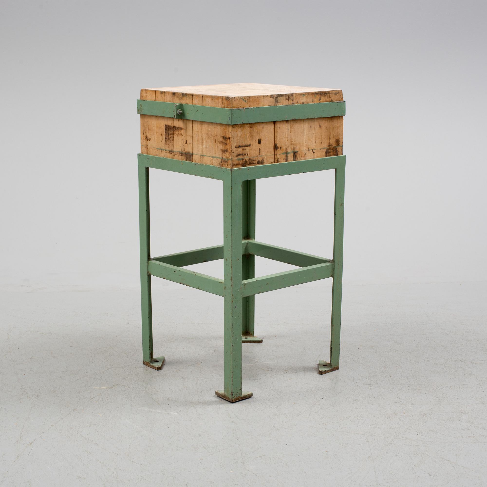STYCKBÄNK/HUGGKUBBE, 1900-tal.