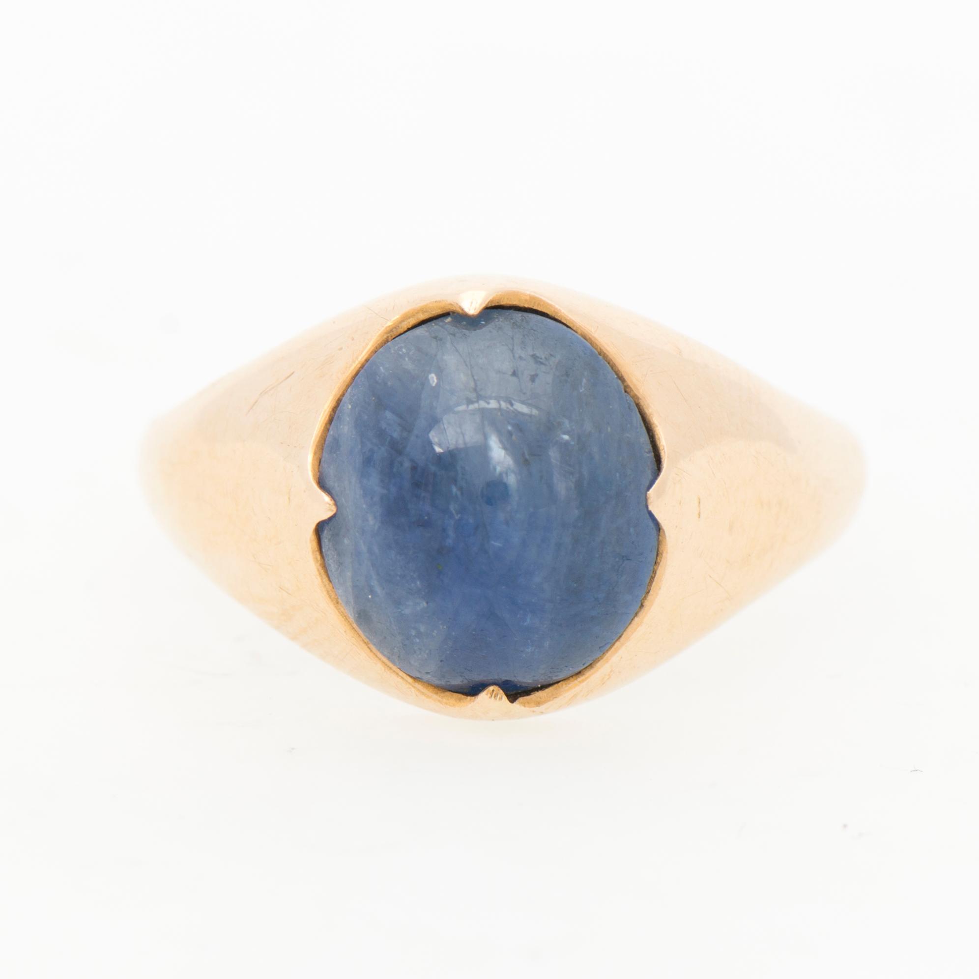 A RING, cabochon cut sapphire, 14K gold.