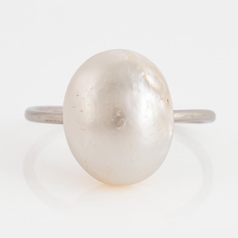 An 18K white gold ring set with a pearl, most likely natural.