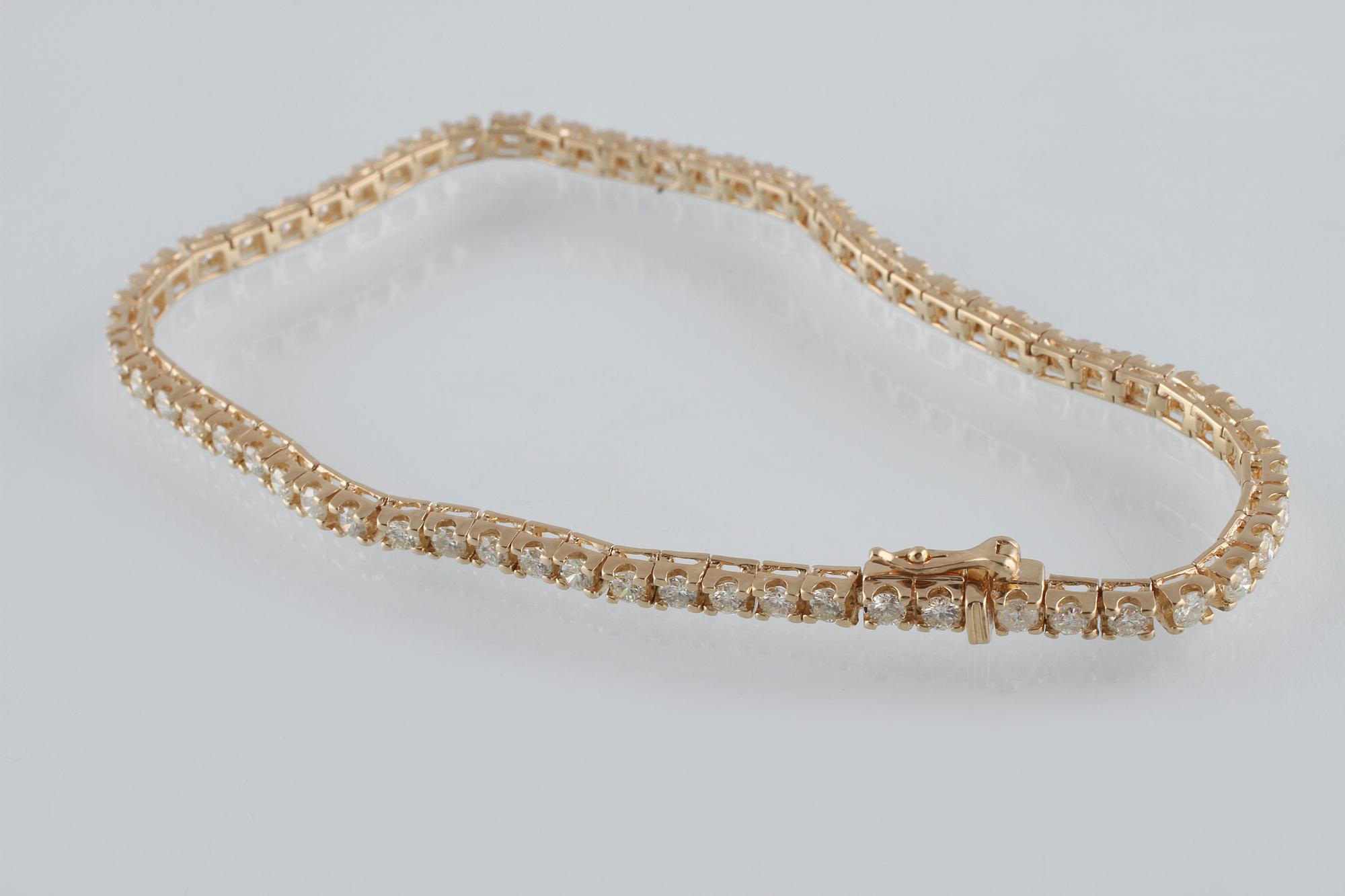 ARMBAND, 18K guld med briljantslipade diamanter ca 2.25 ct. Vikt 7,5 gram.
