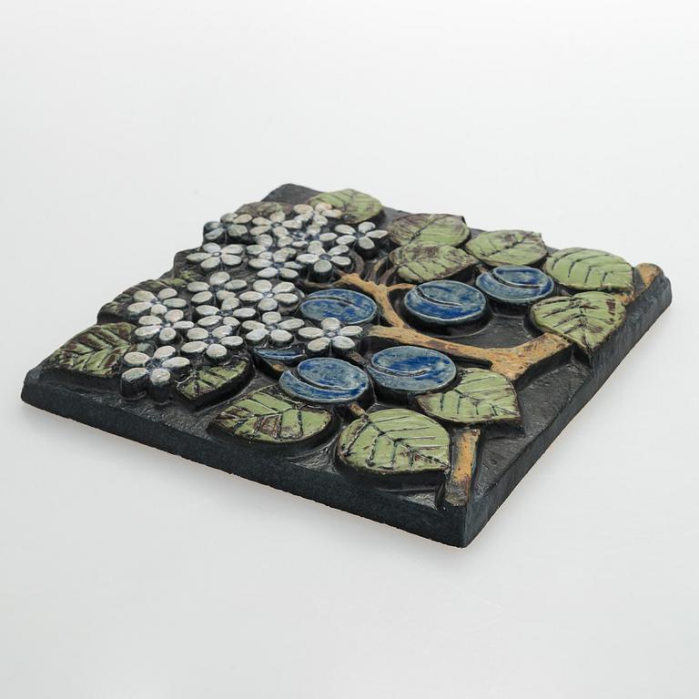 Lisa Larson, reliefi "Plommon", sarjasta "Pomona", Lisa Larson, Gustavsberg, 1974-1979.