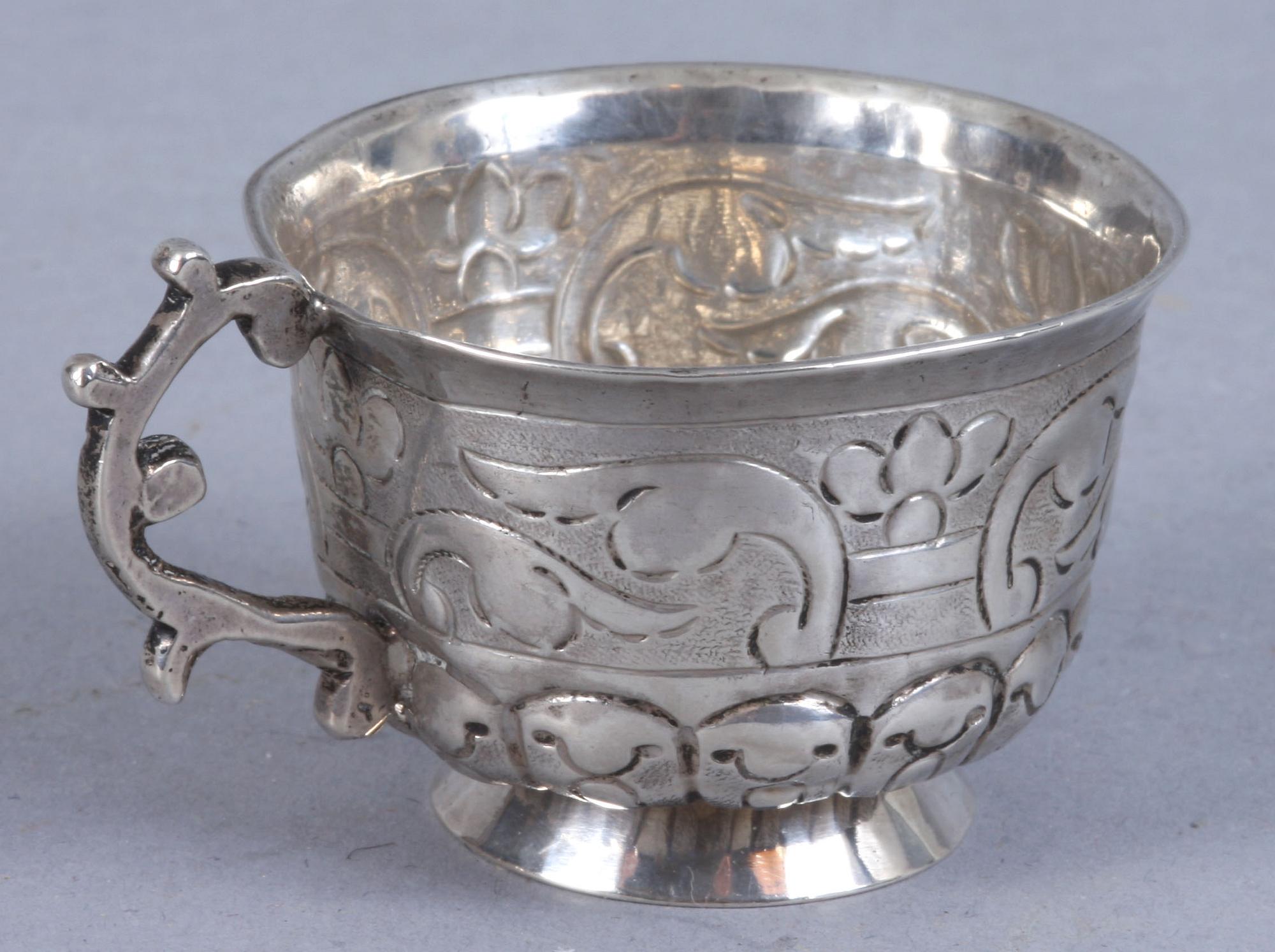 SUPKOPP, silver, bär otydliga ryska stämplar.