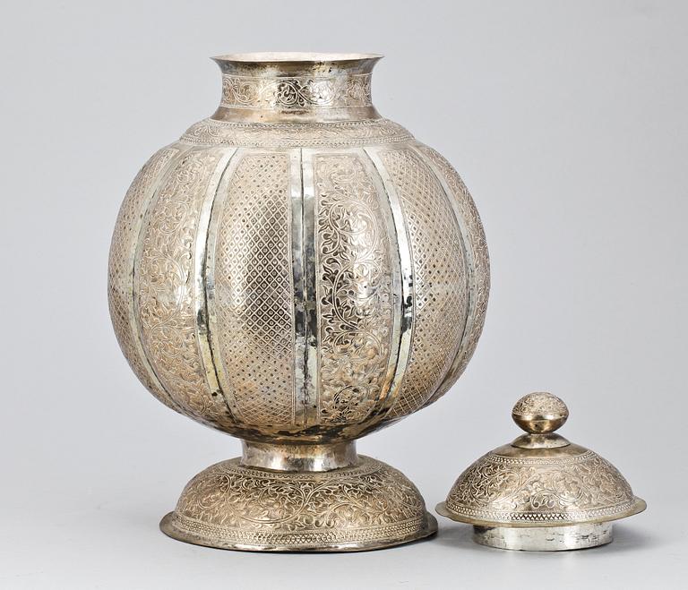 LOCKURNA, låghaltigt silver, orientalisk, 1900-tal, vikt ca 1100g.