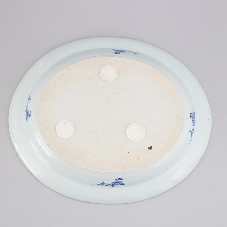 A blue and white 'Fitz Hugh' serving dish with strainer, Qing dynasty, Jiaqing (1796-1820).