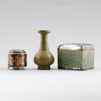 OSTINDISKA FÖREMÅL, 3 delar, porslin, sannolikt 1900-tal.