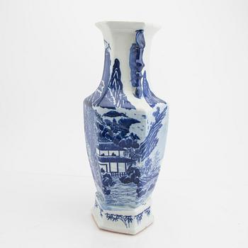 A Chinese 19th/20th century porcelain vase.