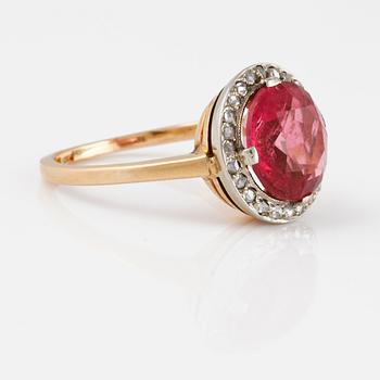 RING, 18K guld med rosa turmalin samt rosenslipade diamanter, Gustav Dahlgren & Co, Malmö, 1944. Vikt 3,5 gram.
